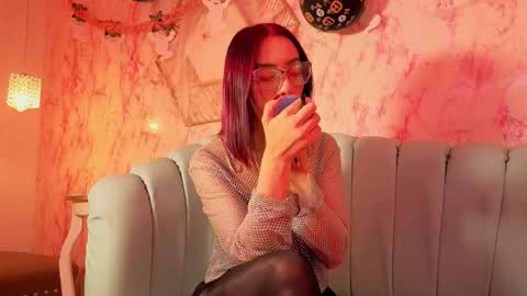 Molly Evanss online show from October 28, 2025, 4:20 pm