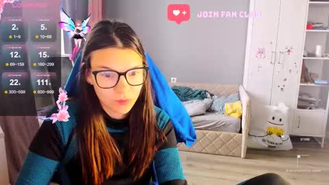 Snapshot of mollylollipop20 chatting on October 13, 2025, 4:23 am KIRA online show from October 13, 2025, 4:23 am