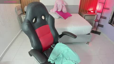 MOLLY online show from April 17, 2026, 7:17 pm