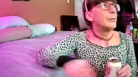 Snapshot of mommamadesissy chatting on January 18, 2025, 6:32 pm Bink online show from January 18, 2025, 6:32 pm