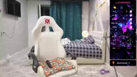 Snapshot of mommmy_ chatting on October 10, 2025, 9:36 pm MommmY online show from October 10, 2025, 9:36 pm