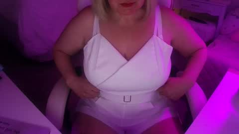 Mommy Julia online show from May 4, 2026, 11:06 am