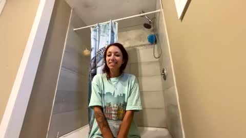 Snapshot of mommyswett chatting on October 28, 2025, 1:47 pm mommyswett online show from October 28, 2025, 1:47 pm