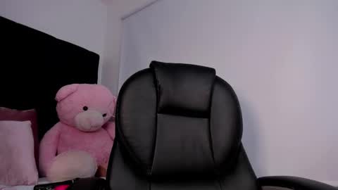 Momo  online show from February 28, 2026, 3:40 am