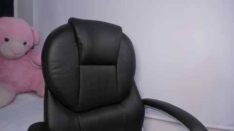 Momo  online show from March 11, 2026, 3:23 am