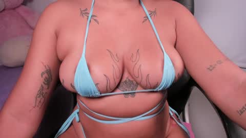 Momo  online show from April 16, 2026, 4:13 am