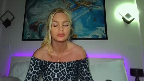 Snapshot of moni_ chatting on February 5, 2025, 3:45 am Monica online show from February 5, 2025, 3:45 am