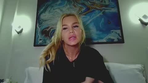 Snapshot of moni_ chatting on October 10, 2025, 4:33 am Monica online show from October 10, 2025, 4:33 am