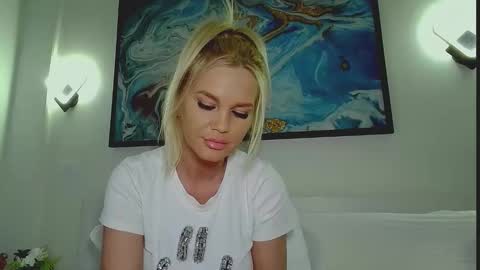 Snapshot of moni_ chatting on June 6, 2026, 3:33 am Monica online show from June 6, 2026, 3:33 am