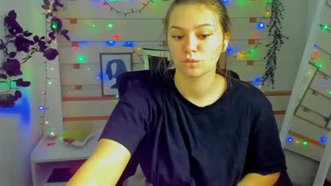 Snapshot of monika_youu chatting on April 17, 2026, 7:44 am Monika online show from April 17, 2026, 7:44 am