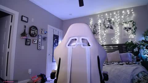 Snapshot of monstrumologist chatting on January 7, 2025, 1:28 am Lydia Mooney online show from January 7, 2025, 1:28 am