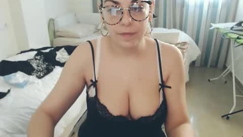 Snapshot of montserrat123 chatting on April 6, 2026, 7:42 am Monse online show from April 6, 2026, 7:42 am