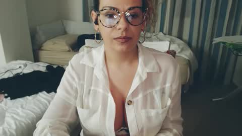 Snapshot of montserrat123 chatting on April 15, 2026, 7:58 pm Monse online show from April 15, 2026, 7:58 pm