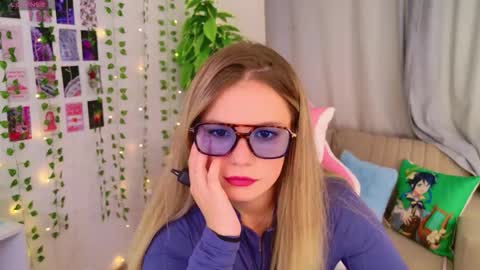 Snapshot of moon__bunny chatting on September 28, 2025, 12:32 pm Moon Bunny online show from September 28, 2025, 12:32 pm