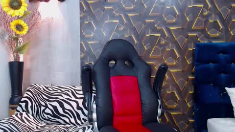 Snapshot of moon_and_fire_ chatting on November 6, 2025, 5:19 am moon_and_fire_ online show from November 6, 2025, 5:19 am