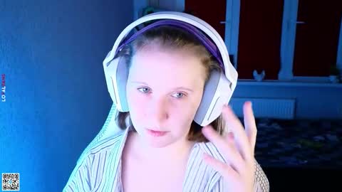 Snapshot of moon_avengers chatting on October 3, 2025, 4:26 pm Lola online show from October 3, 2025, 4:26 pm