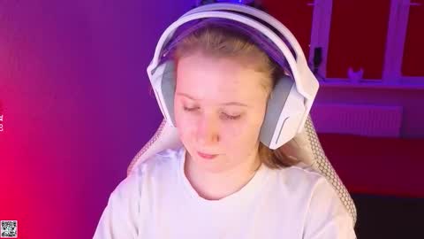 Snapshot of moon_avengers chatting on October 22, 2025, 5:24 pm Lola online show from October 22, 2025, 5:24 pm