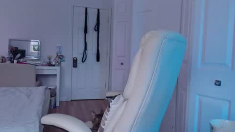 moon_light_girl online show from June 18, 2026, 12:09 pm