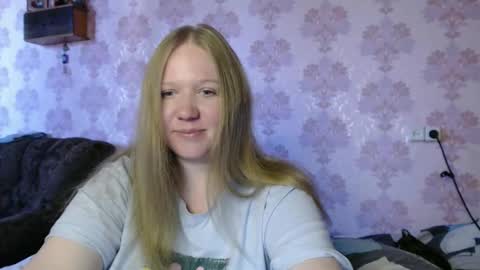 moon_linght000 online show from June 5, 2026, 10:43 am