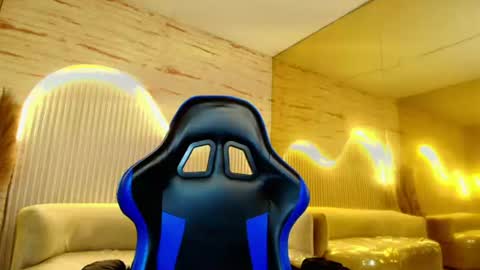 Snapshot of moon_red_r chatting on June 17, 2026, 1:23 pm Moon online show from June 17, 2026, 1:23 pm