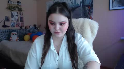 Keira online show from April 19, 2026, 12:26 pm