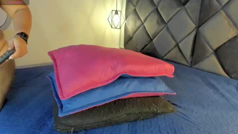 Luna  online show from November 6, 2025, 11:22 am