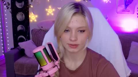 Snapshot of moonlight_mia chatting on October 14, 2025, 5:25 pm Mia online show from October 14, 2025, 5:25 pm