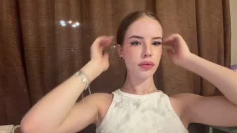 Snapshot of moonveil_ chatting on July 10, 2026, 7:05 pm Sofia online show from July 10, 2026, 7:05 pm