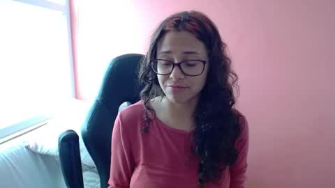 Snapshot of mora_haze chatting on October 18, 2025, 2:18 pm Mora Haze 3 online show from October 18, 2025, 2:18 pm