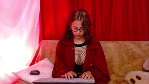 Snapshot of mora_haze chatting on October 31, 2025, 11:06 pm Mora Haze 3 online show from October 31, 2025, 11:06 pm