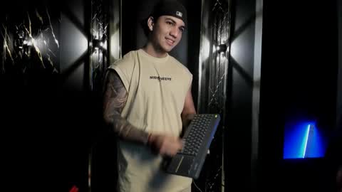 mr_maximo online show from October 18, 2025, 4:59 am