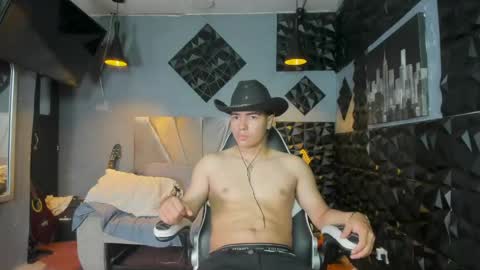 mr_mois online show from May 13, 2026, 3:15 am