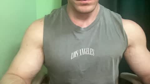Snapshot of mrbiceps_23 chatting on February 5, 2025, 3:31 pm Mrbiceps23 online show from February 5, 2025, 3:31 pm