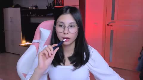 ms_emily_ online show from October 9, 2025, 12:36 pm