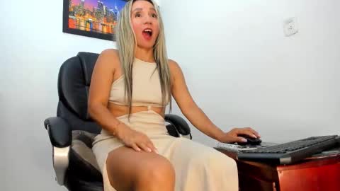 Snapshot of ms_lunarose chatting on October 24, 2025, 2:30 am ms_lunarose online show from October 24, 2025, 2:30 am