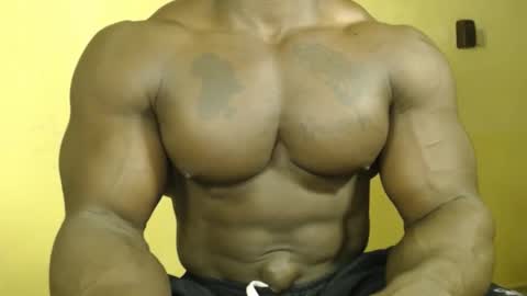 Snapshot of musclegodsammy23 chatting on October 17, 2025, 1:20 am musclegod23 online show from October 17, 2025, 1:20 am