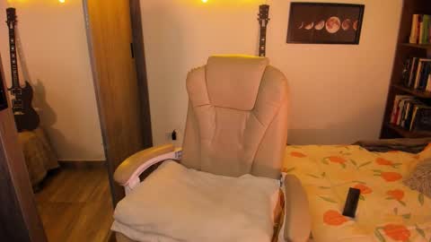 VALENTINA Luna  online show from October 28, 2025, 2:37 am