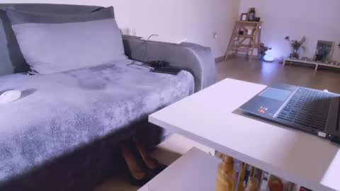 Snapshot of mylegsonheels chatting on June 20, 2026, 10:23 pm Anda online show from June 20, 2026, 10:23 pm