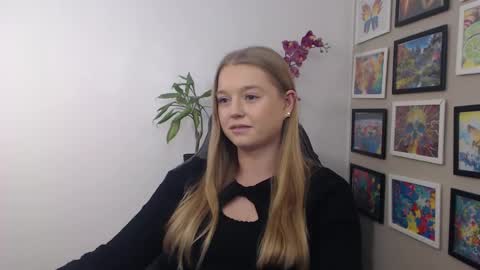 Snapshot of mysteryericax chatting on December 5, 2024, 12:11 pm Erica online show from December 5, 2024, 12:11 pm