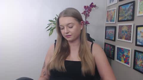 Snapshot of mysteryericax chatting on December 10, 2024, 1:33 pm Erica online show from December 10, 2024, 1:33 pm