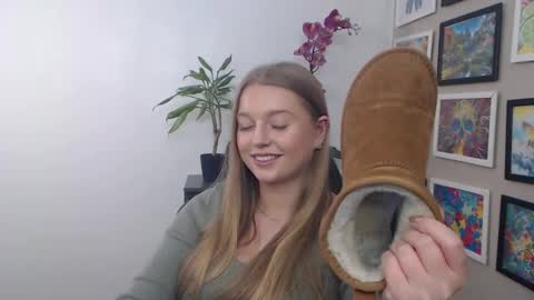 Snapshot of mysteryericax chatting on January 16, 2025, 12:42 pm Erica online show from January 16, 2025, 12:42 pm