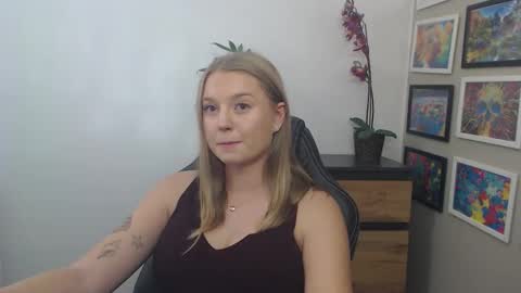 Snapshot of mysteryericax chatting on September 25, 2025, 9:35 am Erica online show from September 25, 2025, 9:35 am