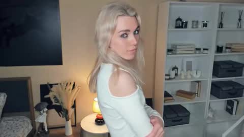 Snapshot of myviolet_rush chatting on September 23, 2025, 8:01 pm Olivia or just olive online show from September 23, 2025, 8:01 pm