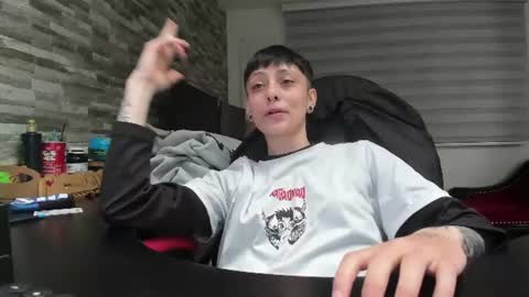 n3utro444 online show from June 12, 2026, 1:43 pm