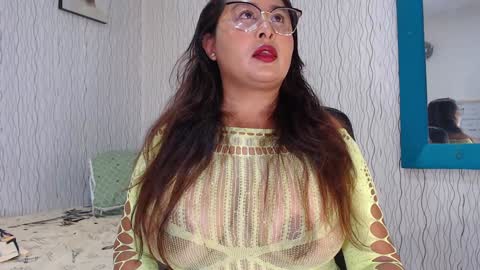 Snapshot of nadiawhite_ chatting on February 2, 2025, 10:13 am Nadia online show from February 2, 2025, 10:13 am