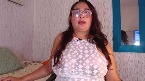 Snapshot of nadiawhite_ chatting on October 17, 2025, 5:48 pm Nadia online show from October 17, 2025, 5:48 pm