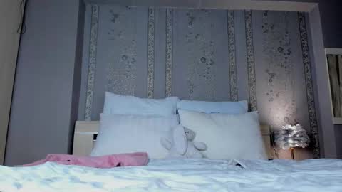 Snapshot of nakedjewel chatting on September 19, 2025, 7:14 pm nakedjewel online show from September 19, 2025, 7:14 pm