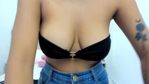 Snapshot of naomi_contreras chatting on February 22, 2025, 11:35 am Naomi Contreras online show from February 22, 2025, 11:35 am