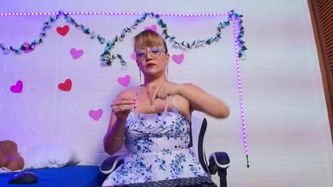 Snapshot of naomi_diamond_ chatting on October 3, 2025, 11:18 am Naomi online show from October 3, 2025, 11:18 am