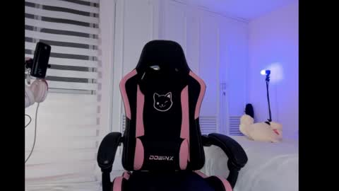 Snapshot of naomibrinks1 chatting on December 28, 2024, 6:06 am Heidy online show from December 28, 2024, 6:06 am